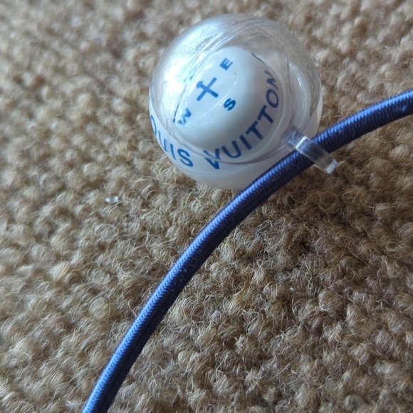 Louis Vuitton - Picture 5 of 8